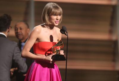 Taylor Swift se alza con máximo honor, Lamar gana 5 Grammy