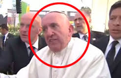 "¡No seas egoísta!": Papa Francisco furioso con un fiel que casi lo derriba en México