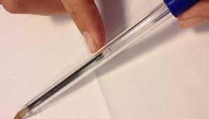 Sepa para qué sirve el pequeño agujero al costado del bolígrafo Bic