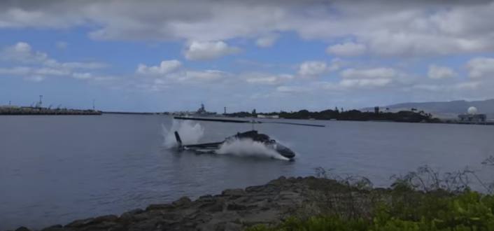 Cae helicóptero en el mar frente a Pearl Harbor