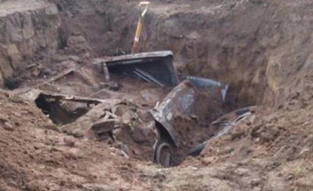 Mató a tres personas y para no ser descubierto enterró su auto dos metros bajo tierra
