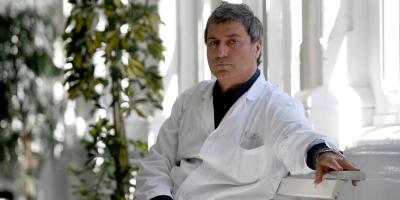Cirujano italiano, célebre a nivel mundial, prófugo por la muerte de seis pacientes
