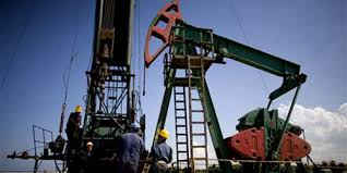 Desplome del crudo provoca miles despidos en las grandes petroleras