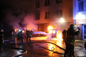 Vecinos de un hotel para refugiados que se incendió en Alemania "celebran" el siniestro