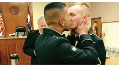 La foto del beso de dos militares de EEUU que recorre el mundo