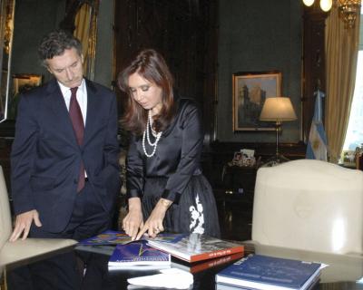 Macri combate la inflación con receta y perfume de Cristina Kirchner