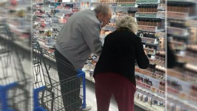Dulce abuelito calma y ayuda a su esposa a comprar maquillaje