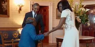 Barack y Michelle Obama bailan con una mujer de 106 años