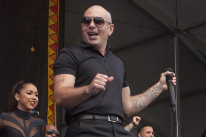 Pitbull cobró un millón de dólares por cantar en la fiesta de una quinceañera