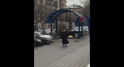 Mujer caminaba con la cabeza cortada de una niña por calles de Moscú