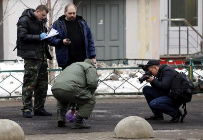 Los moscovitas llevan flores y juguetes en recuerdo de la niña decapitada