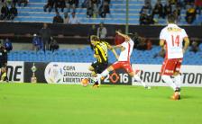 Huracán, con suplentes, derrotó a Peñarol en el Centenario por la Libertadores