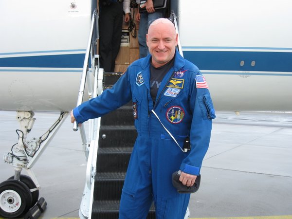 Astronauta regresó a la Tierra tras un año en el espacio... sin bañarse