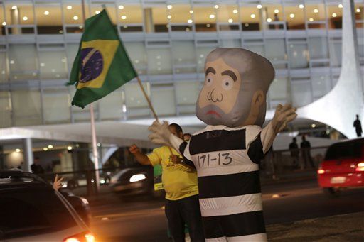 Multitudes aplauden a Lula después de interrogatorio