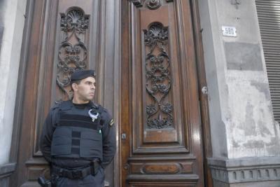 Justicia investiga a escribana de un banco por supuesta estafa a su hermano en Montevideo
