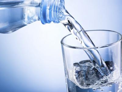 Beber mucha agua reduce el azúcar, el sodio y la ingesta de grasas
