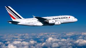 Descubren a un bebé oculto en el equipaje de mano de una mujer en un vuelo de Air France