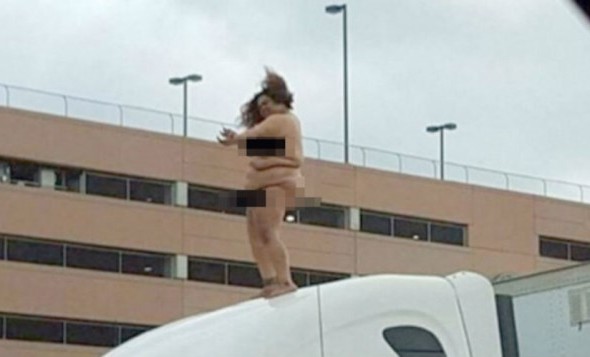 Mujer bailó desnuda arriba de un camión y congestionó autopista en EEUU; bomberos la bajaron