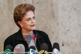 Dilma afirma que no renuncia y ofrece ministerio a Lula