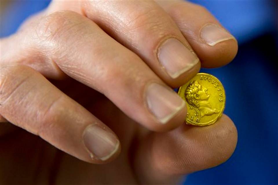 Montañera israelí encuentra moneda de oro de 2.000 años