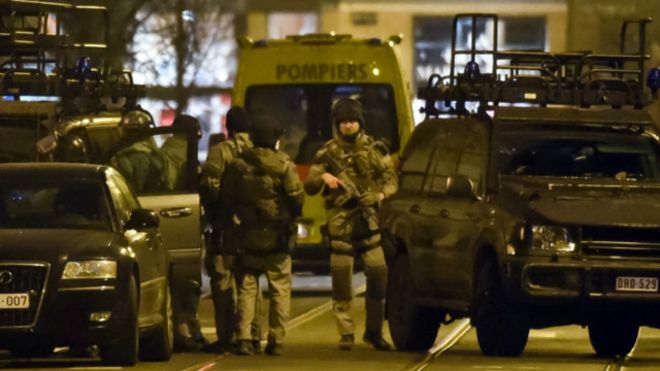 Cuatro policías heridos y un sospechoso muerto en operativo antiterrorista en Bélgica