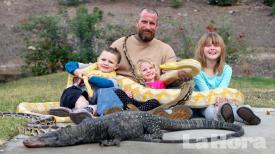 La familia que convive con una serpiente pitón y reptiles en casa
