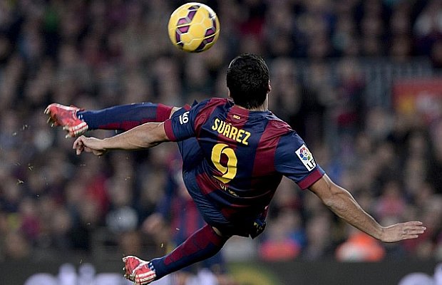 Luis Suárez se suspende en el aire y hace un gol de tijera que asombra a Europa