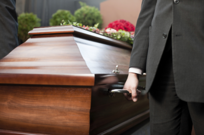 2 años después de enterrar a su esposa, el marido la ve desesperada en TV buscándolo