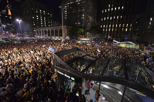 60 manifestantes contra Rousseff y Lula en Brasil acampan en la calle esperando su caída