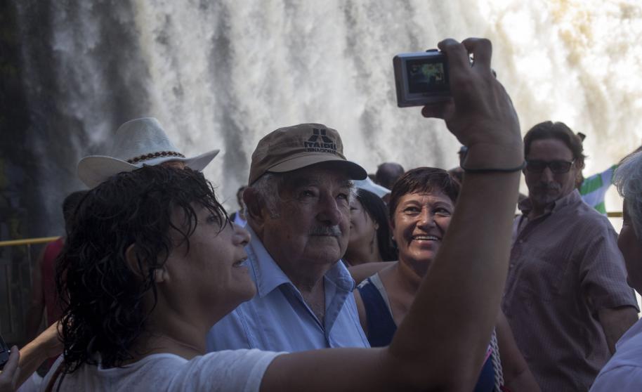 "¿Ese es el Pepe?", "¡Es un divino!": Mujica en las cataratas de Iguazú "asaltado" por cientos de turistas del mundo