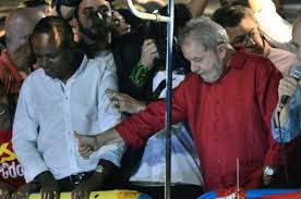 Lula se bañó de pueblo y su carisma dejó fríos a los jueces