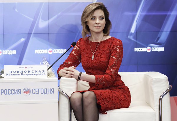La bella fiscal general de Crimea cambia el uniforme por un elegante vestido