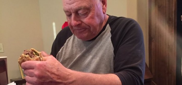 La foto del abuelo triste comiendo su hamburguesa ha roto miles de corazones