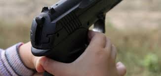 Niño de dos años se dispara accidentalmente con pistola de su madre