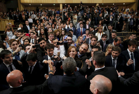 Ni derecha, ni izquierda, sean más prácticos, aconseja Obama a jóvenes argentinos
