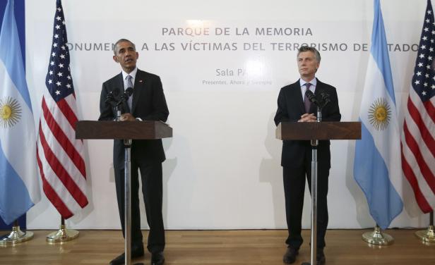 Papelón de Macri ante Obama haciendo señas para que le llevaran su discurso