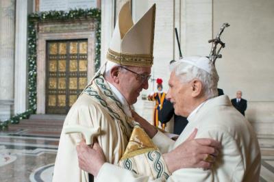 Benedicto XVI "se está apagando lentamente como una vela", según su secretario