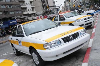 Taxistas levantan el paro, pero continúan sin trabajar de madrugada