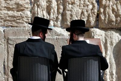Un judío bromista entra vestido de yihadista a una sinagoga de París y genera pánico