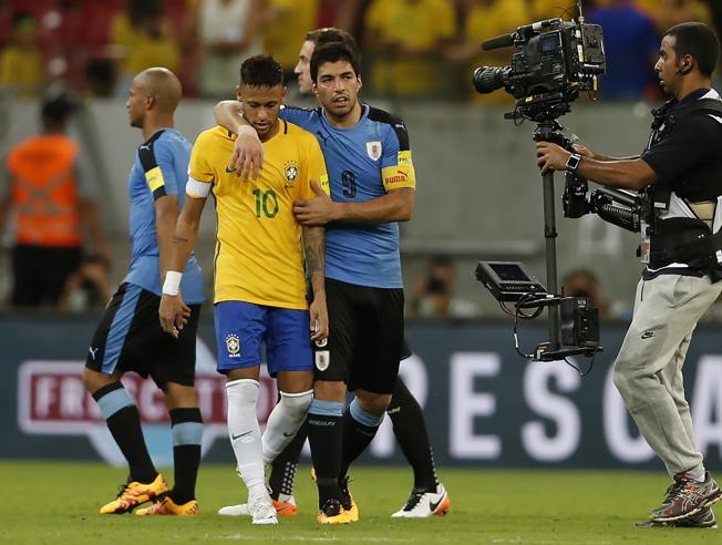 Trepidante choque entre Uruguay Brasil; Suárez consuela a Neymar tras partido con sabor a victoria celeste