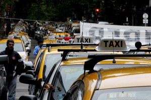 "Trancazo" de taxistas a las nueve de la noche en Tres Cruces en reclamo por seguridad