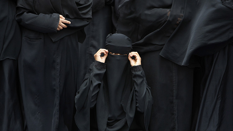 El Estado Islámico arranca la carne a las mujeres con un "mordedor" de metal
