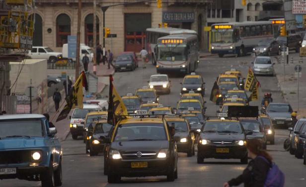 Uruguayos no podrán pagar más con dinero en efectivo a taxistas ni cargar combustible; según decreto del gobierno