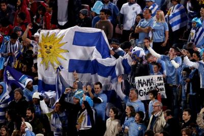 Uruguay y Perú a estadio lleno para ovacionar a Suárez