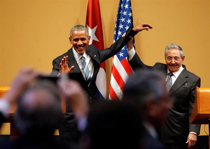 Obama "se resistió" a la foto con Raúl Castro debido a diferencias en la relación