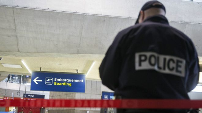 Desgarrador caso de un niño de 8 años que lleva 10 días detenido en aeropuerto de París