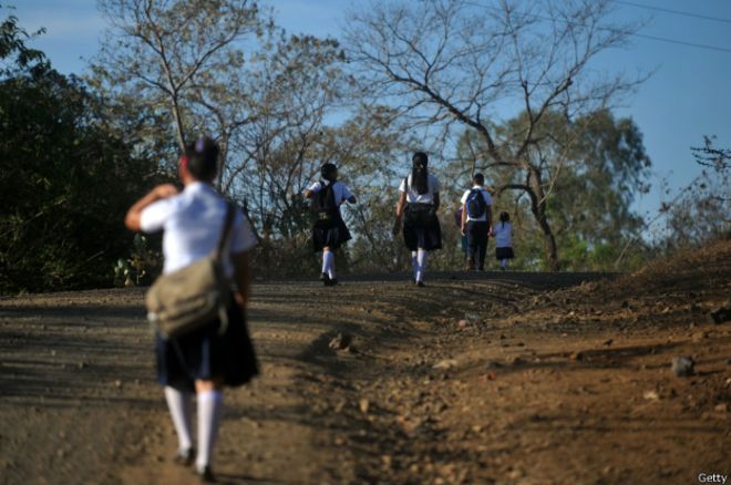 "Mejor me aguanto"... Por qué hay niñas en Nicaragua que temen ir al baño en la escuela