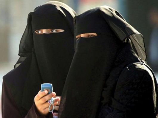 España prohibe uso de burka o niqab; se multará con 405 euros