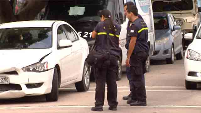 Jerarca policial borracho chocó auto oficial contra dos vehículos en Carrasco; dos heridos