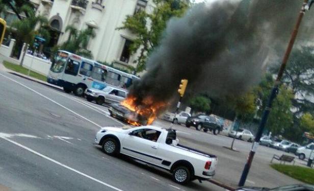 Mientras esperaba el cambio de semáforo se le incendió el auto en Pocitos